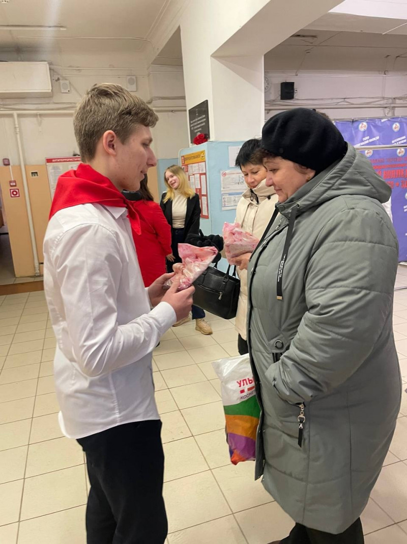 ​7 марта в ГБПОУ "Бологовский колледж" в преддверии Международного женского дня прошла Акция "Поздравь педагога с 8 марта"  - Бологовский колледж